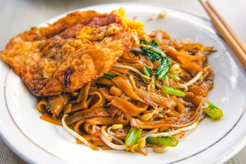 Chinese stir fry noodle dish with chicken 