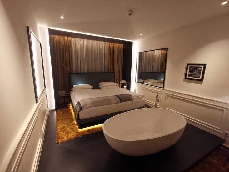 Hotel room with bathtub
